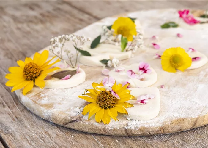 Salt Dough Flower Pendants – Summer Will Be Colorful!