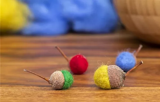 Bunte Filzeicheln – Herbstdeko mal anders Bunte Filzeicheln – Herbstdeko mal anders