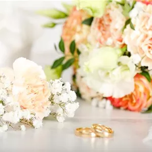 Blumen zur Hochzeit – ideales Geschenk oder doch eher überflüssig? Blumen zur Hochzeit – ideales Geschenk oder doch eher überflüssig?