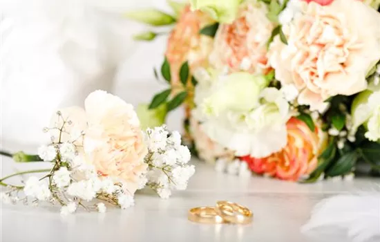 Blumen zur Hochzeit – ideales Geschenk oder doch eher überflüssig? Blumen zur Hochzeit – ideales Geschenk oder doch eher überflüssig?